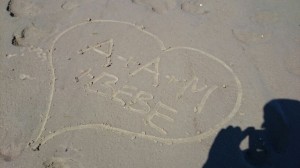 Marko skrev i sanden när vi var nere vid havet.