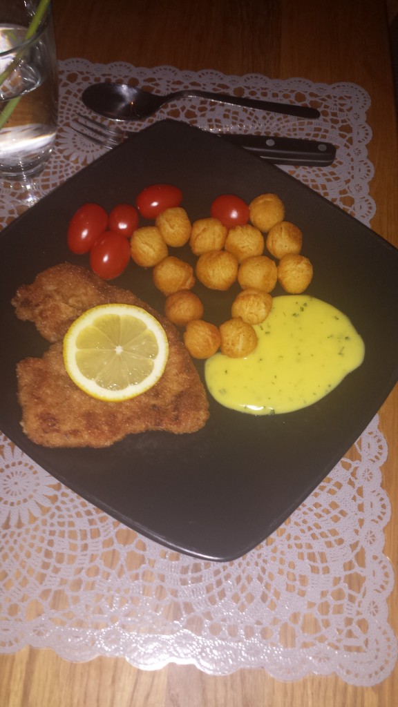 Weinerschnitzel pågång med citron, potatisbullar, tomat, bea, lyxtarikar, tjejkväll och Marko är ute med jobbet hela kvällen