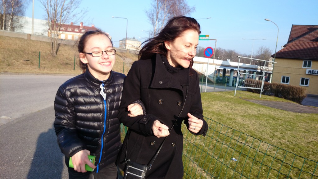 Mor och dotter till basket....