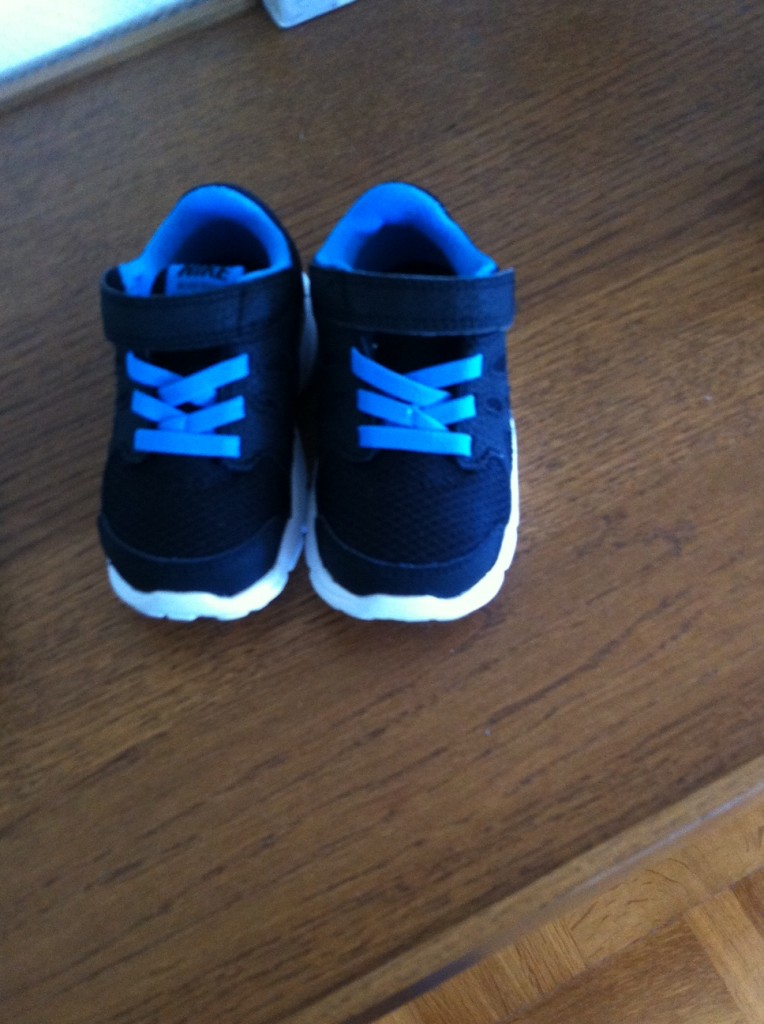 Marko önskade säg bäbis Nike skor i födelsedagspresent också fick han det av mig och mamma.