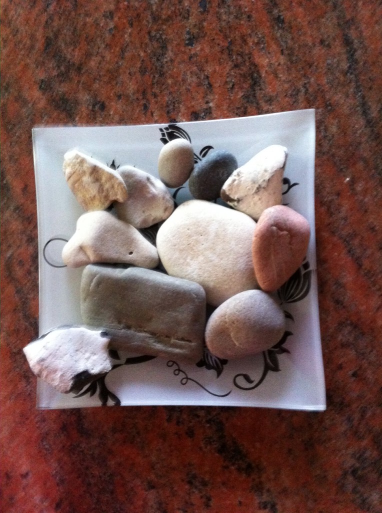 Fina stenar, dem plockade jag och Ia på Råå vid havet, den längst upp till höger liknar ett hjärta :-)