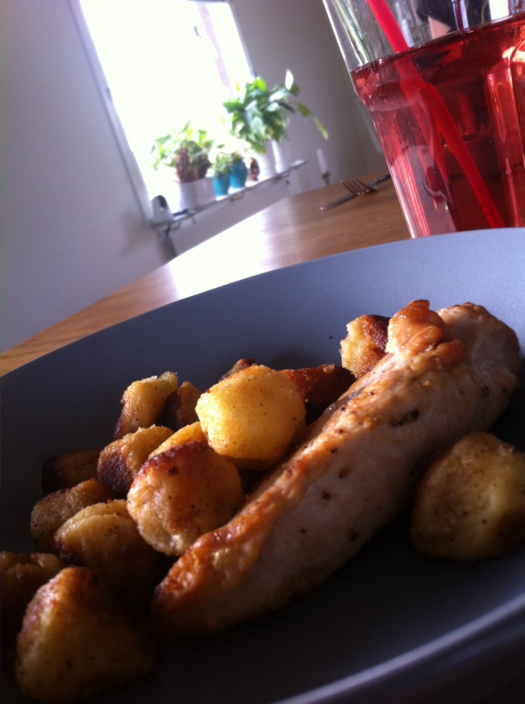 Idag var jag hos min bästa kompis, vi åt lunch. Ett litet tips lägg inte ful potatis (runda potatis bollar FELIX) i kylen och ät det inte dagen efter, det blir inte så gott då! :-