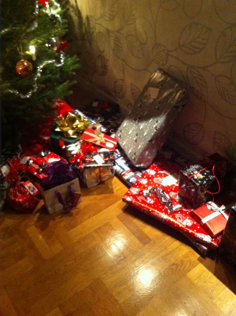 paketer under julgrannen