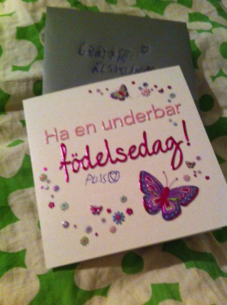 Idag gav jag mamma det här korten, ett doftljus och en fin mugg på sängen.