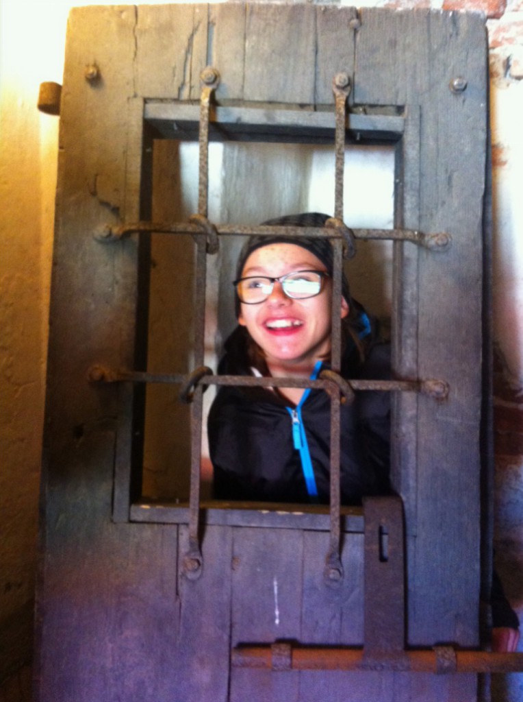 Vi var inne i fängelse hålorna. Grovt bus = Mörk cell, Bus= Ljus cell