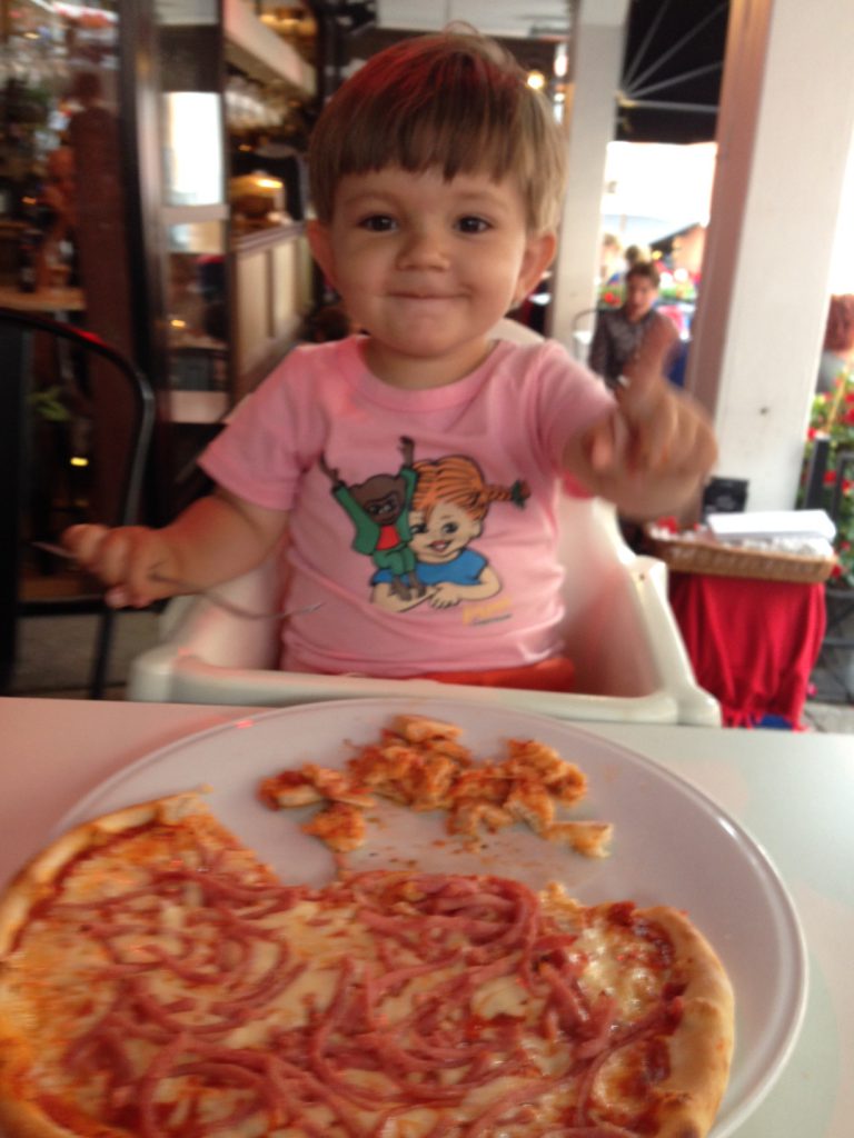 Elliot tog en god pizza!