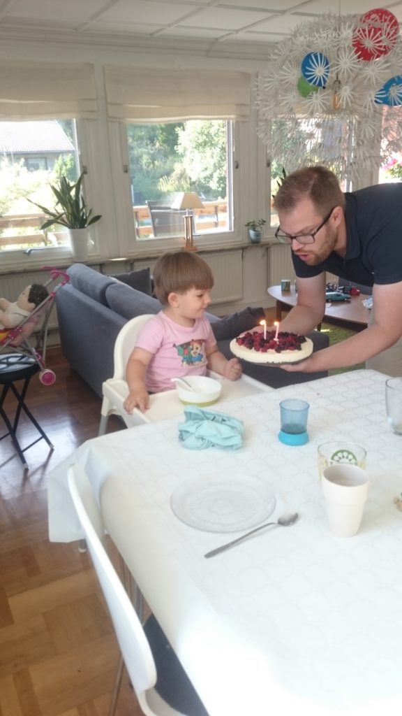 Födelsedagsbarnet får god tårta! :)