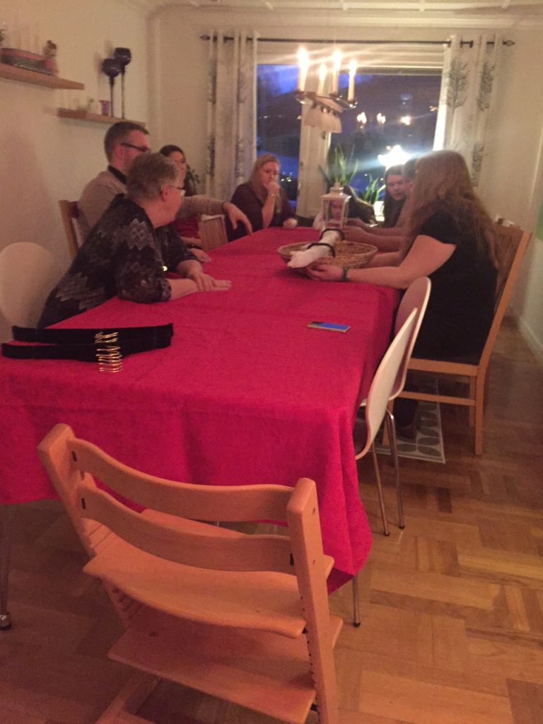 Halva familjen samlade runt julbordet! :) <3